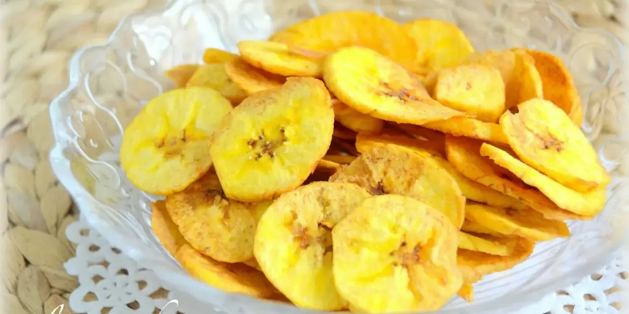 Crujientes rodajas de plátano frito en un cuenco de cristal. Un delicioso snack casero.