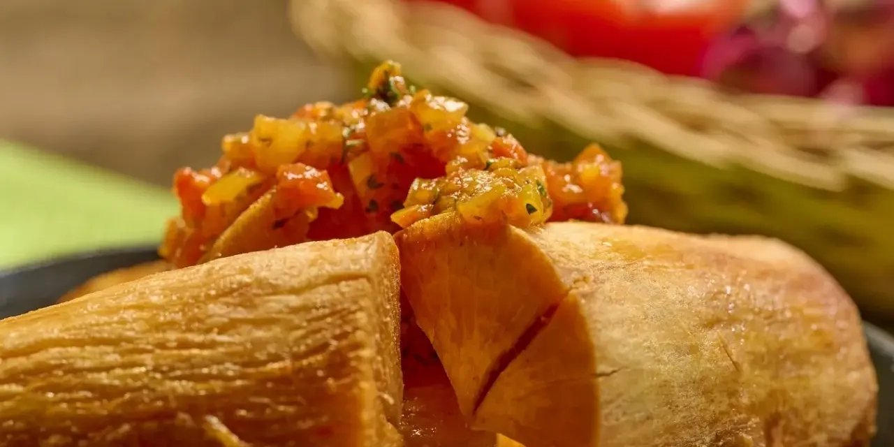 Crujiente yuca frita servida con una sabrosa salsa de tomate y cebolla.