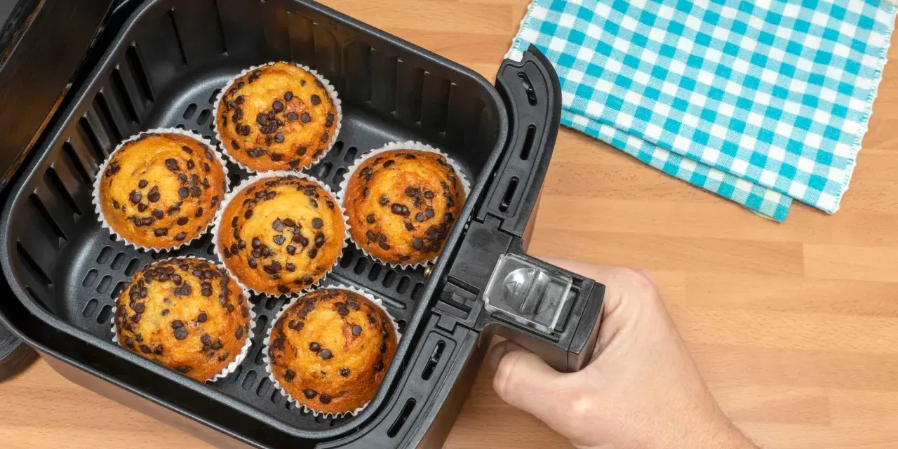 Magdalenas de chocolate recién hechas en una freidora de aire. ¡Perfectas para tus recetas airfryer!