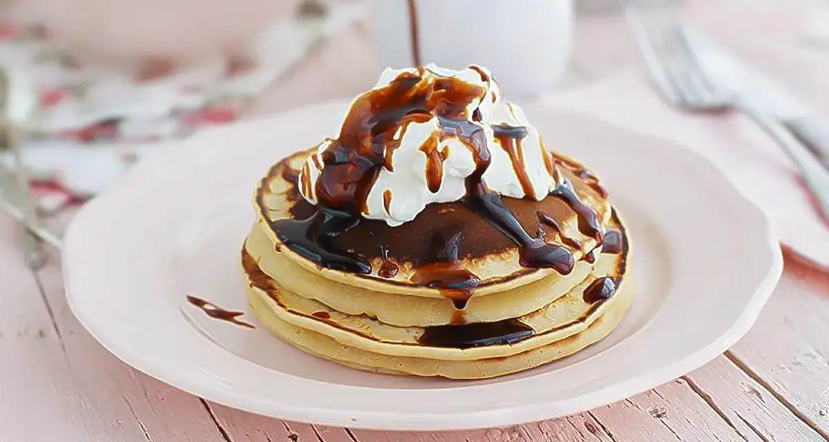 Deliciosa receta de tortitas con nata y sirope de chocolate. ¡Un desayuno perfecto!