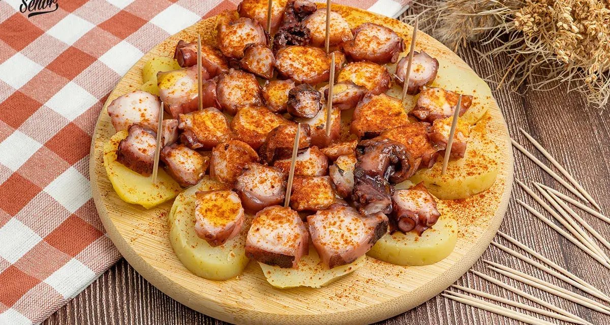 Pulpo a la gallega listo para servir. Descubre cómo preparar pulpo ya cocido a la gallega con patatas y pimentón.