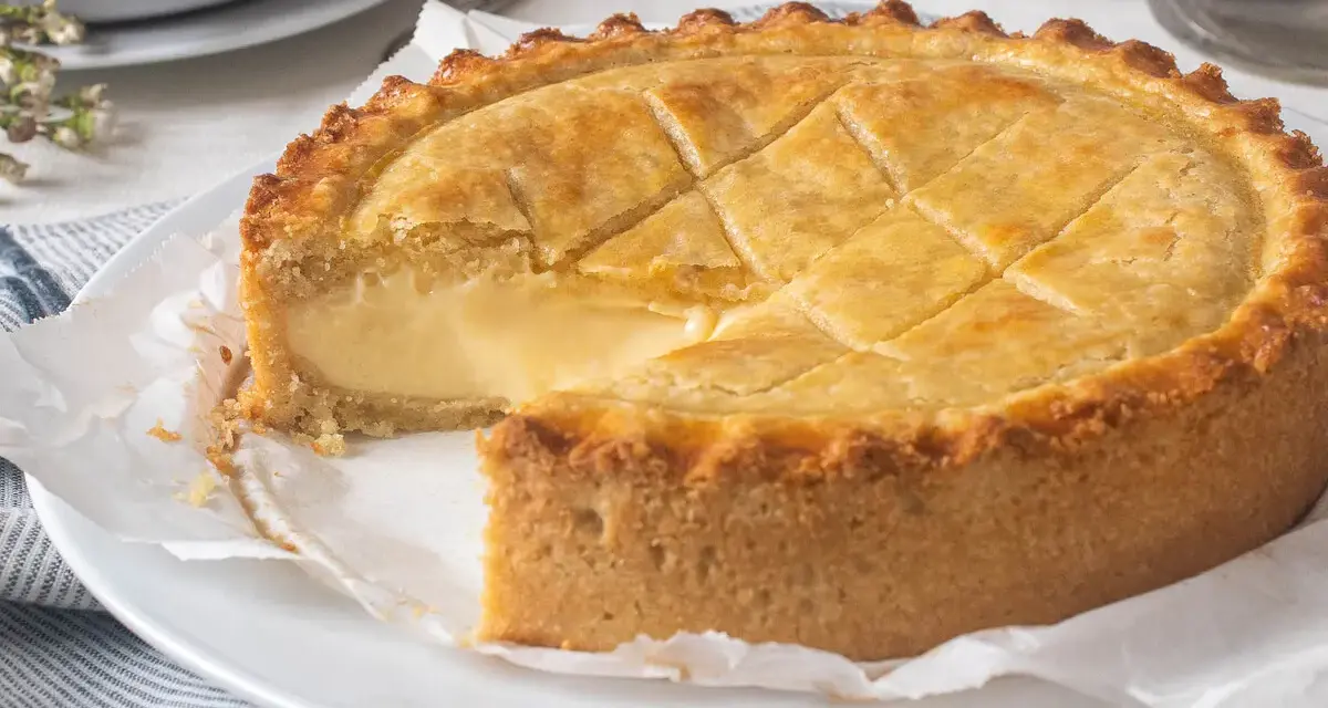 Un delicioso pastel vasco, con su masa dorada y relleno cremoso, listo para ser disfrutado.