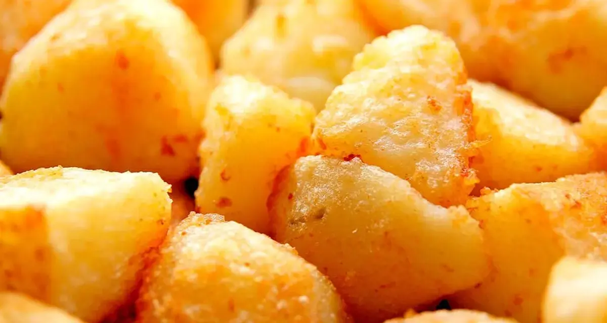 Patatas fritas doradas y crujientes, listas para disfrutar.