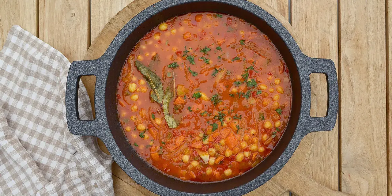 Guiso de garbanzos con verduras y laurel, listo para servir. Una deliciosa receta de garbanzos casera.