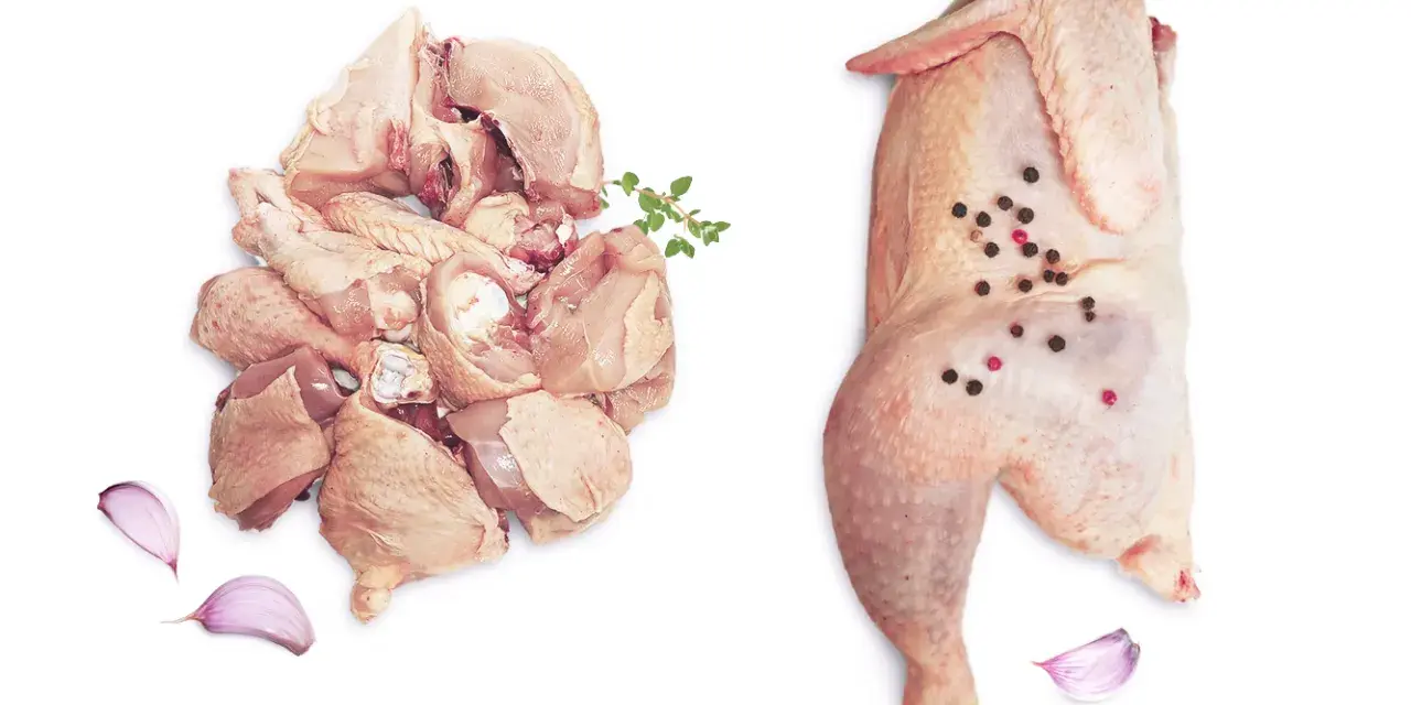 Pollo crudo troceado y entero, con granos de pimienta, ajo y hierbas. Ideal para tus recetas con pollo.