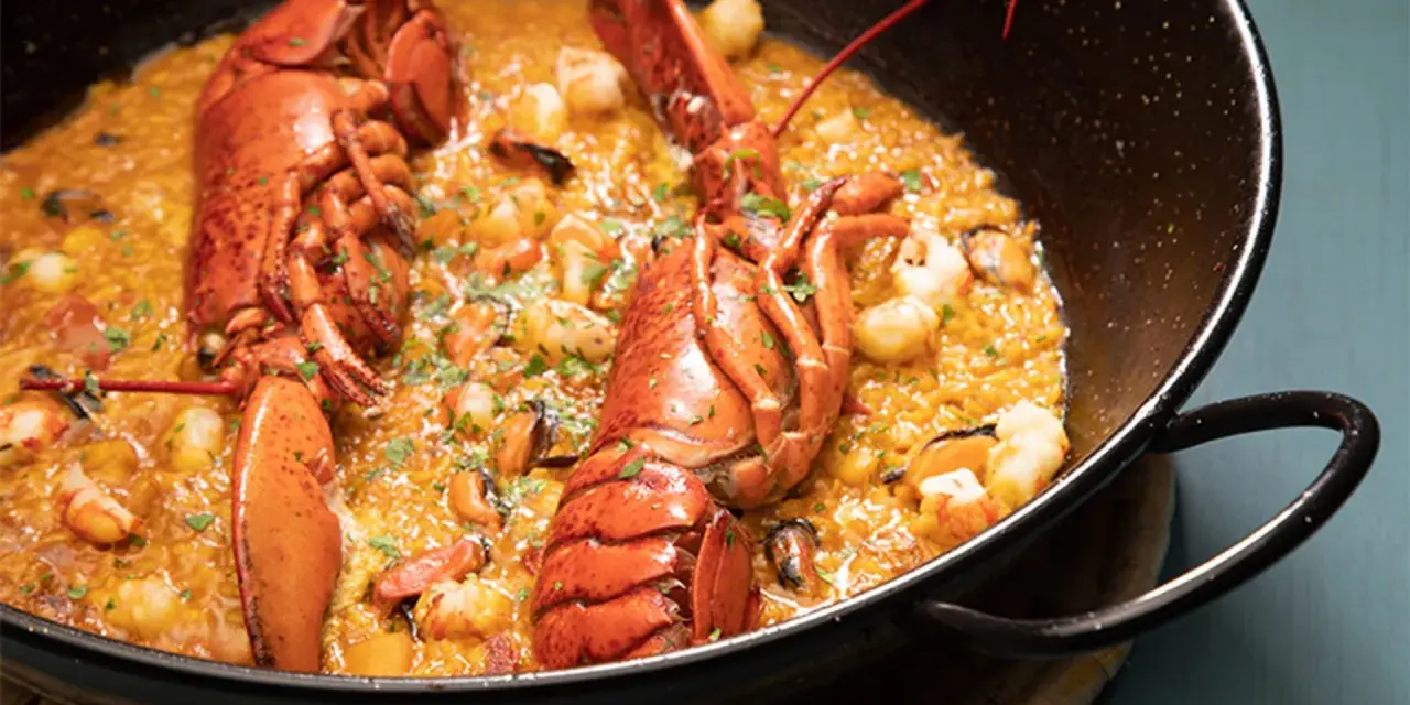 Paella de marisco con langosta entera, gambas y mejillones. ¡Recetas fáciles rápidas para disfrutar!