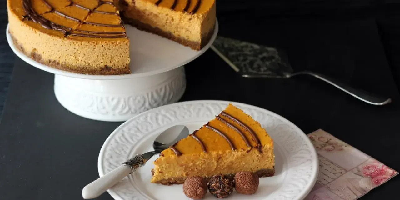 Deliciosa tarta de queso de calabaza con un toque de chocolate, servida en un plato blanco con tres trufas.