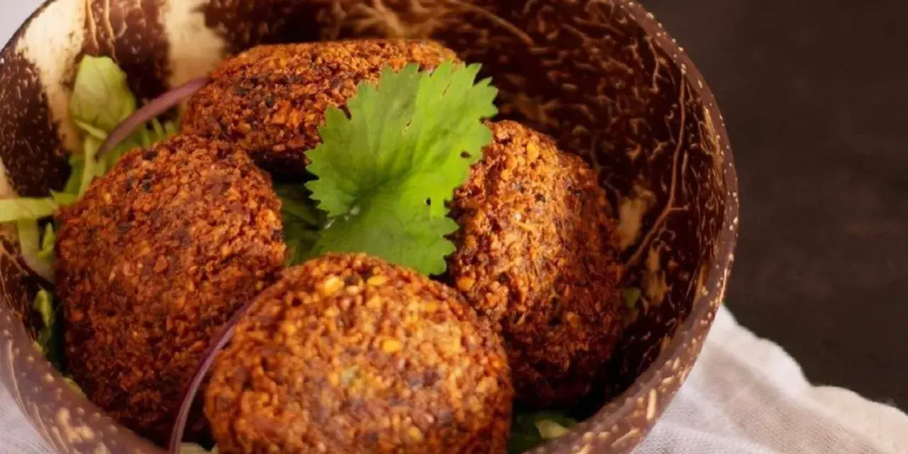 Deliciosos falafel caseros, perfectos para tu próxima receta. Servidos en un cuenco rústico con hojas verdes.