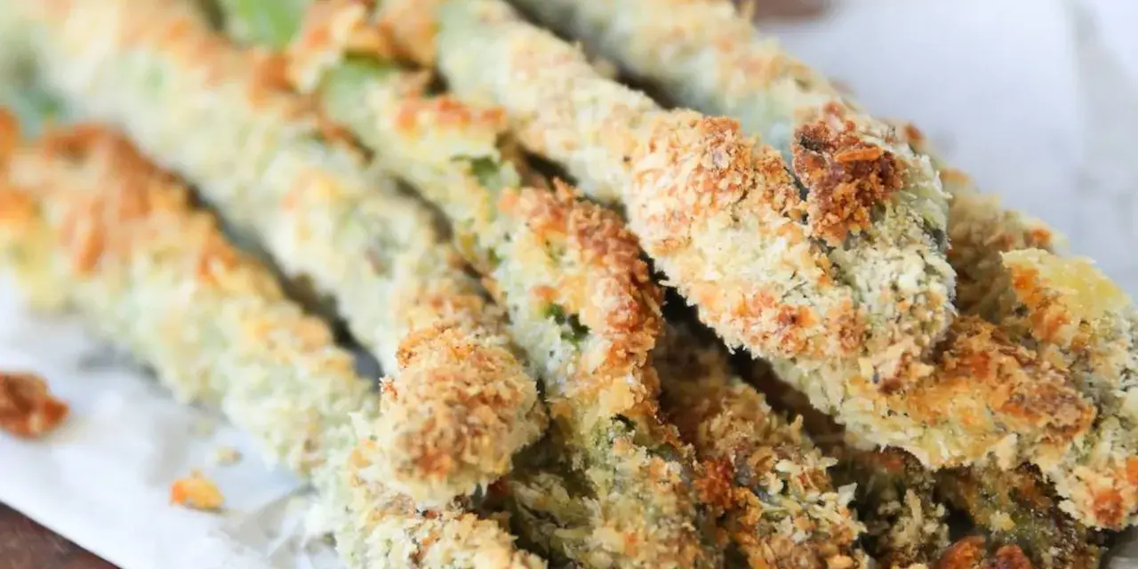 Espárragos verdes crujientes empanados, perfectos para tus recetas de esparragos verdes.