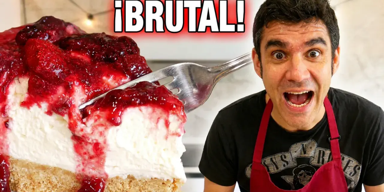 ¡Brutal! Tarta de queso sin horno con frutos rojos, lista para ser devorada. Un hombre con delantal rojo se muestra emocionado.
