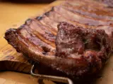 Costillas de cerdo jugosas y glaseadas, listas para disfrutar.