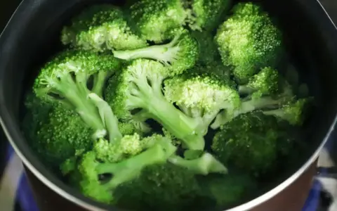 Brotes de brócoli frescos hirviendo en una olla, listos para ser parte de deliciosas recetas.