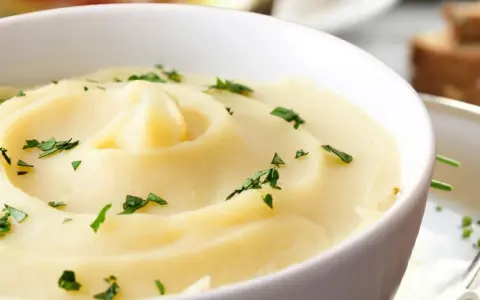 Cremoso parmentier de patata, adornado con perejil fresco, listo para ser disfrutado.