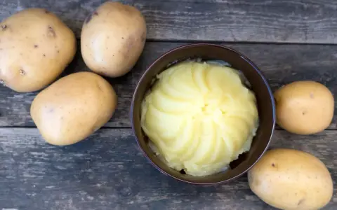 Puré de patatas cremoso, un parmentier que es la base de muchos platos deliciosos.