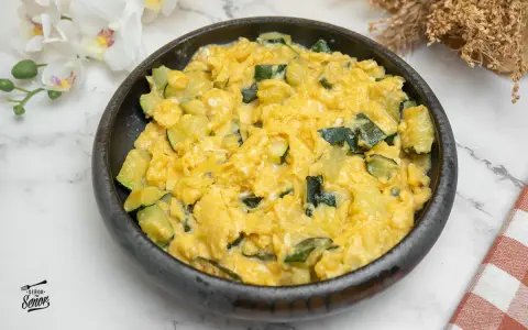 Revuelto de calabacín cremoso y sabroso, perfecto para un desayuno o cena ligera.