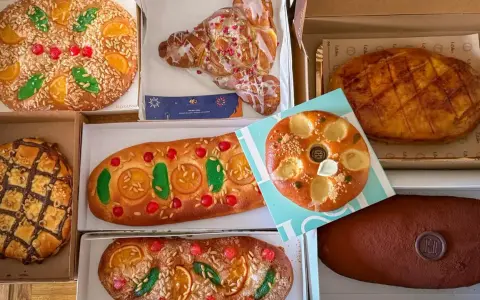 Variedad de cocas de Sant Joan, algunas decoradas con fruta confitada, piñones y almendras. ¡Una delicia para celebrar!