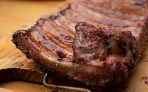 Costillas de cerdo jugosas y glaseadas, listas para disfrutar.