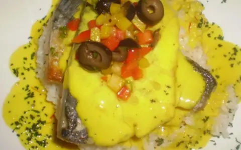 Congrio con salsa de azafrán y verduras, un plato inspirado en la receta congrio arguiñano.