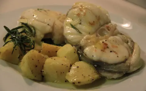 Rape a la plancha jugoso con patatas y romero. Un plato delicioso y saludable.