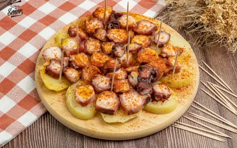 Pulpo a la gallega listo para servir. Descubre cómo preparar pulpo ya cocido a la gallega con patatas y pimentón.