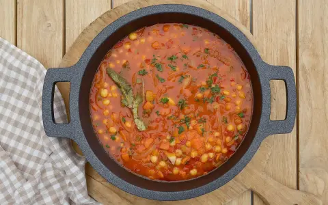 Guiso de garbanzos con verduras y laurel, listo para servir. Una deliciosa receta de garbanzos casera.