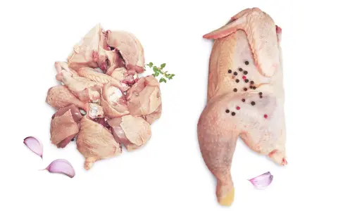Pollo crudo troceado y entero, con granos de pimienta, ajo y hierbas. Ideal para tus recetas con pollo.