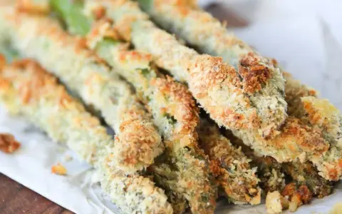 Espárragos verdes crujientes empanados, perfectos para tus recetas de esparragos verdes.