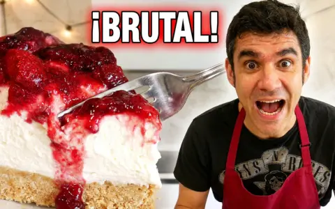 ¡Brutal! Tarta de queso sin horno con frutos rojos, lista para ser devorada. Un hombre con delantal rojo se muestra emocionado.