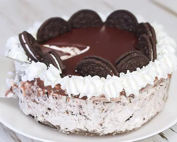Deliciosa tarta de oreo cubierta de chocolate y nata, decorada con galletas enteras. ¡Un sueño para los amantes del chocolate!