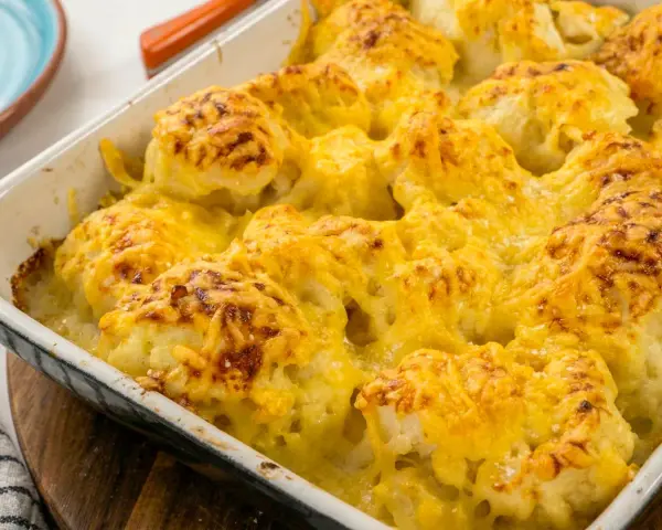 Coliflor gratinada con bechamel cremosa y queso dorado, lista para servir.