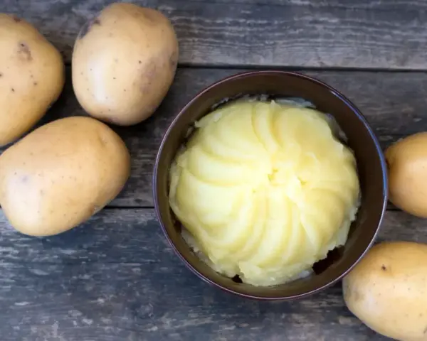 Puré de patatas cremoso, un parmentier que es la base de muchos platos deliciosos.