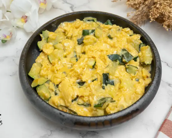 Revuelto de calabacín cremoso y sabroso, perfecto para un desayuno o cena ligera.
