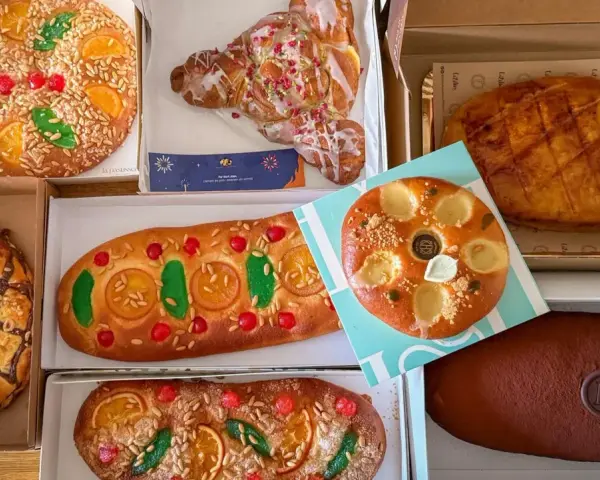 Variedad de cocas de Sant Joan, algunas decoradas con fruta confitada, piñones y almendras. ¡Una delicia para celebrar!