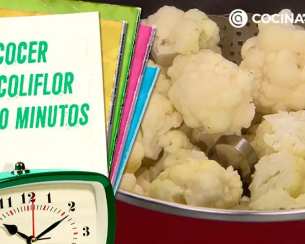 Coliflor cocida en una olla, con un reloj y un cuaderno que indica el tiempo de cocción de la coliflor: 15-20 minutos.