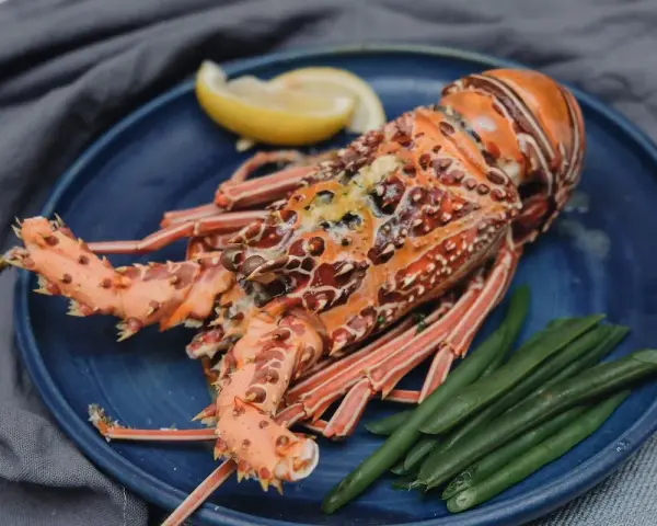 Langosta preparada con judías verdes y limón. El tiempo de cocción de la langosta es clave para un plato perfecto.