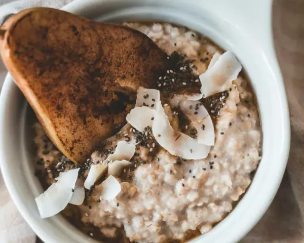 Un delicioso porridge de avena con pera caramelizada, coco rallado y semillas de chía. Un desayuno perfecto para empezar el día.