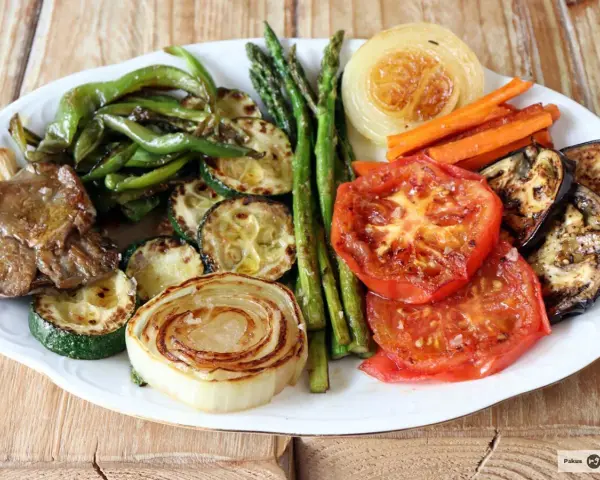 Plato de verduras a la plancha: pimientos verdes, calabacín, espárragos, zanahorias, cebolla, tomate y berenjena, todo asado a la perfección.