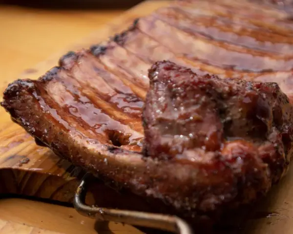 Costillas de cerdo jugosas y glaseadas, listas para disfrutar.