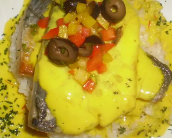 Congrio con salsa de azafrán y verduras, un plato inspirado en la receta congrio arguiñano.