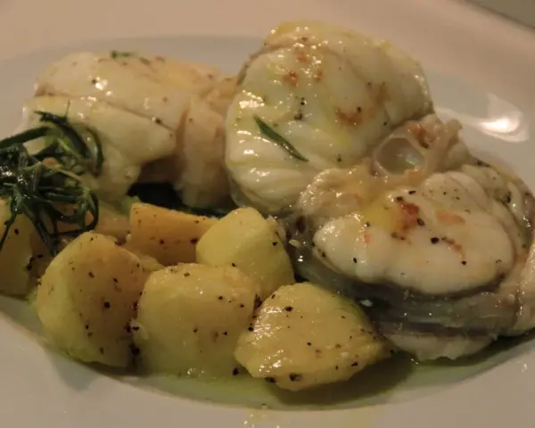 Rape a la plancha jugoso con patatas y romero. Un plato delicioso y saludable.