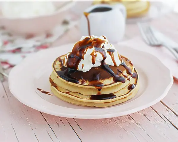 Deliciosa receta de tortitas con nata y sirope de chocolate. ¡Un desayuno perfecto!