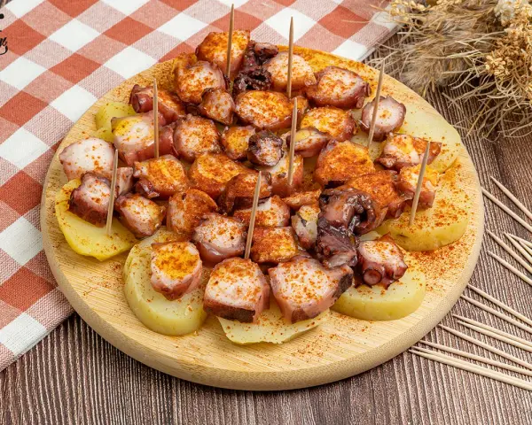 Pulpo a la gallega listo para servir. Descubre cómo preparar pulpo ya cocido a la gallega con patatas y pimentón.