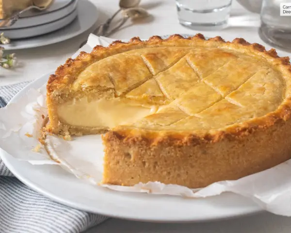 Un delicioso pastel vasco, con su masa dorada y relleno cremoso, listo para ser disfrutado.