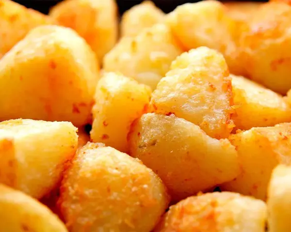 Patatas fritas doradas y crujientes, listas para disfrutar.