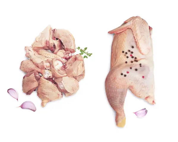Pollo crudo troceado y entero, con granos de pimienta, ajo y hierbas. Ideal para tus recetas con pollo.