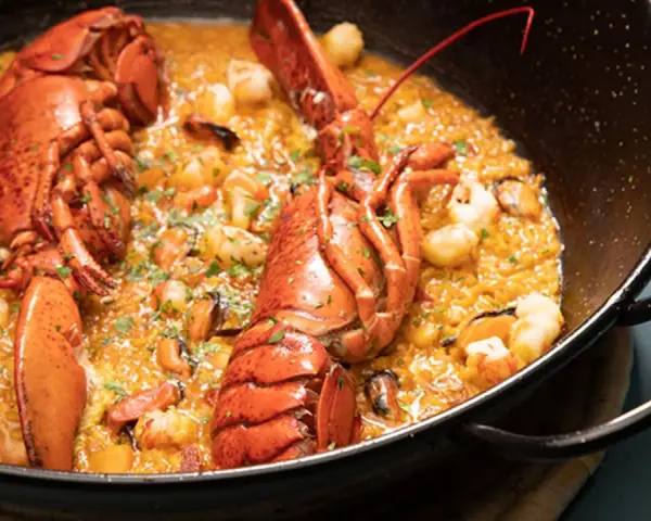 Paella de marisco con langosta entera, gambas y mejillones. ¡Recetas fáciles rápidas para disfrutar!