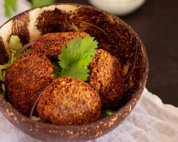 Deliciosos falafel caseros, perfectos para tu próxima receta. Servidos en un cuenco rústico con hojas verdes.