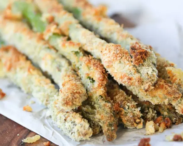 Espárragos verdes crujientes empanados, perfectos para tus recetas de esparragos verdes.