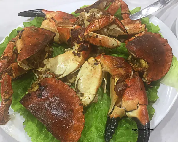 Buey de mar a la plancha servido sobre lechuga fresca. Un plato delicioso y listo para disfrutar.