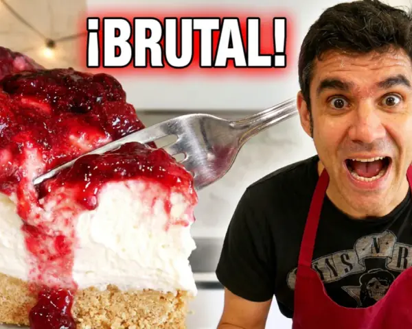 ¡Brutal! Tarta de queso sin horno con frutos rojos, lista para ser devorada. Un hombre con delantal rojo se muestra emocionado.